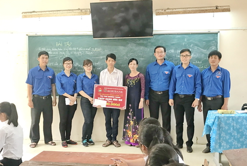 Trao học bổng cho em Nguyễn Tấn Mỹ lớp 11A1, Trường THPT Đức Huệ